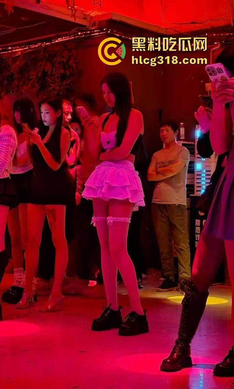 大爷歌厅娱乐场到处扣扣,扣到大妈满地都是水,大妈一脸享受,感觉大爷年轻几年掏枪当场干了!-3