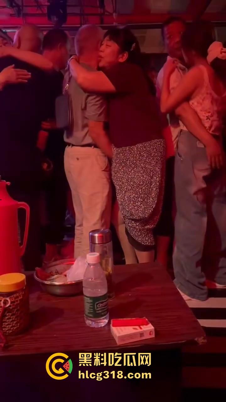 大爷歌厅娱乐场到处扣扣,扣到大妈满地都是水,大妈一脸享受,感觉大爷年轻几年掏枪当场干了!-4