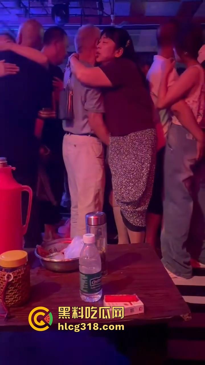 大爷歌厅娱乐场到处扣扣,扣到大妈满地都是水,大妈一脸享受,感觉大爷年轻几年掏枪当场干了!-5