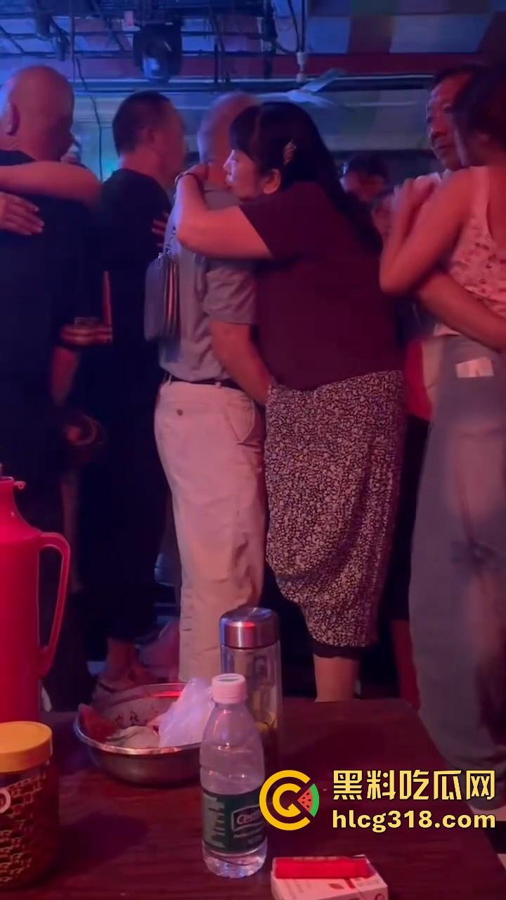 大爷歌厅娱乐场到处扣扣,扣到大妈满地都是水,大妈一脸享受,感觉大爷年轻几年掏枪当场干了!-6