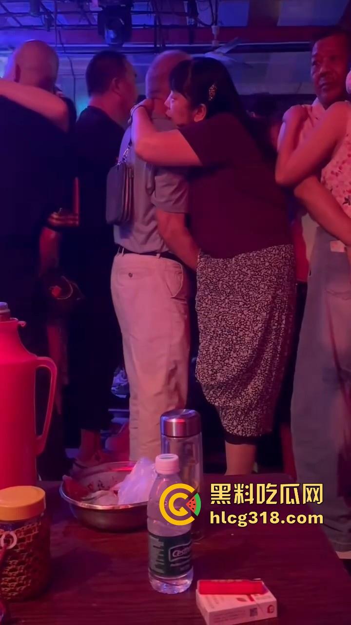 大爷歌厅娱乐场到处扣扣,扣到大妈满地都是水,大妈一脸享受,感觉大爷年轻几年掏枪当场干了!-7