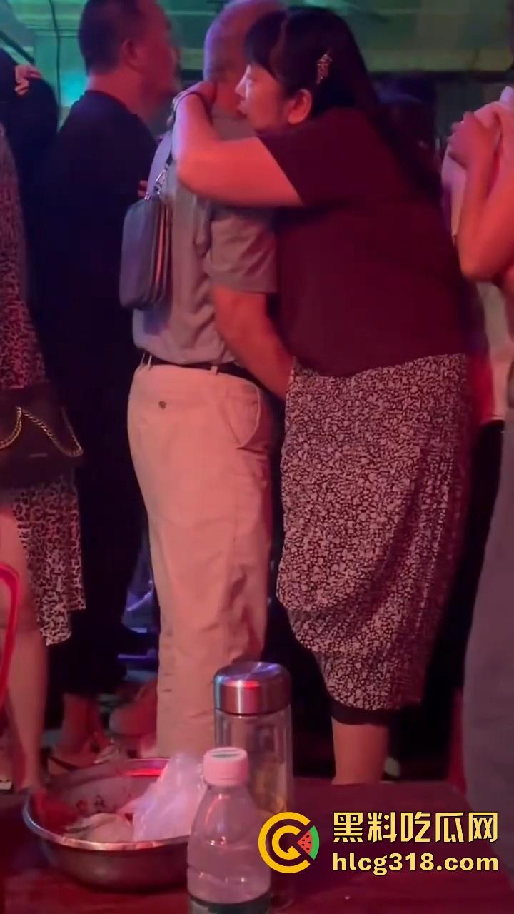 大爷歌厅娱乐场到处扣扣,扣到大妈满地都是水,大妈一脸享受,感觉大爷年轻几年掏枪当场干了!-8