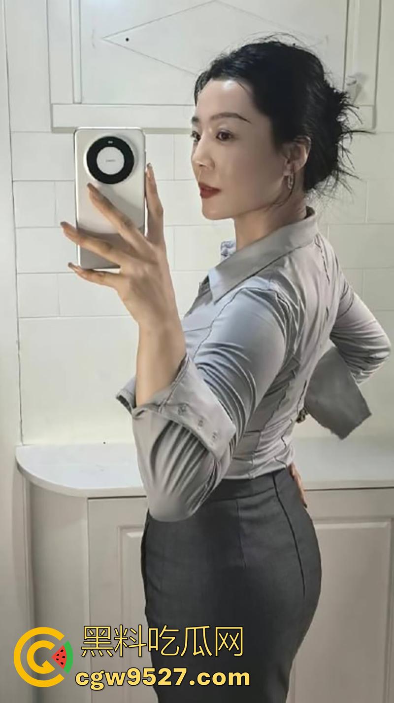 真实乱伦大奶肥臀丈母娘,老丈人外出打工,趁机拿下岳母每日抽插,老婆一走直接开干,太刺激了!-2