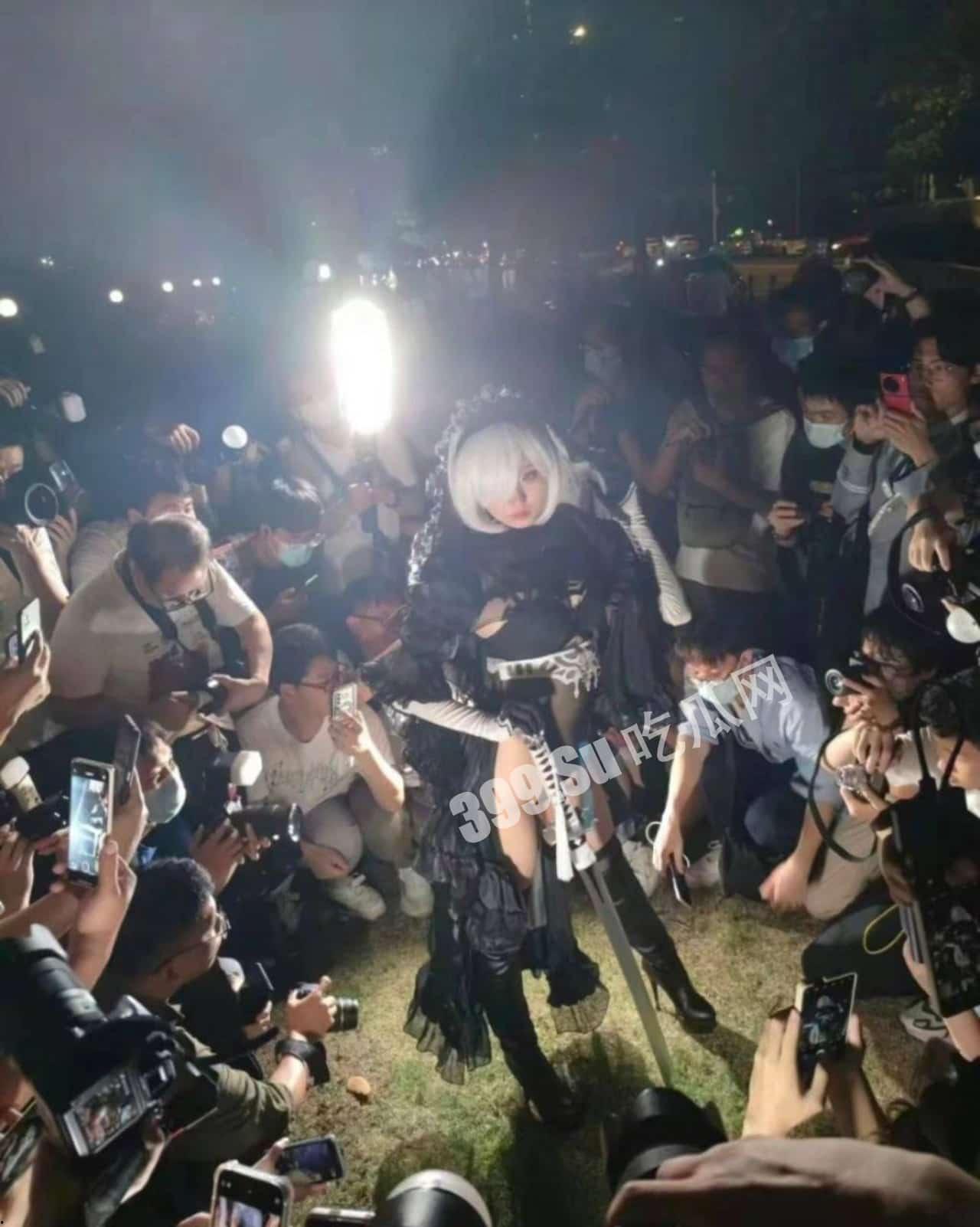 #吃瓜  #广州 #萤火虫漫展  一coser直接不穿内裤引发一大群摄影师拍照 附正面视频-4