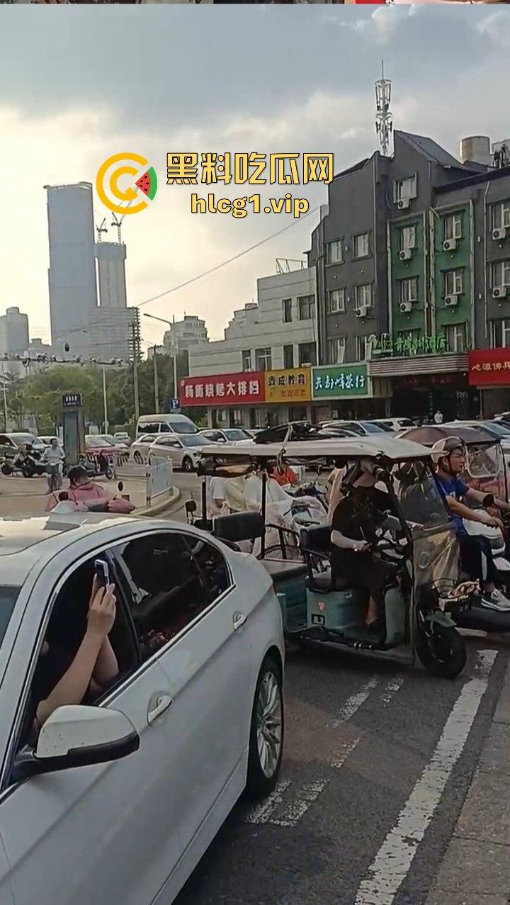 女子跳上等红灯的车顶狂舞,是模仿青岛大姐还是搏出位求流量?-4