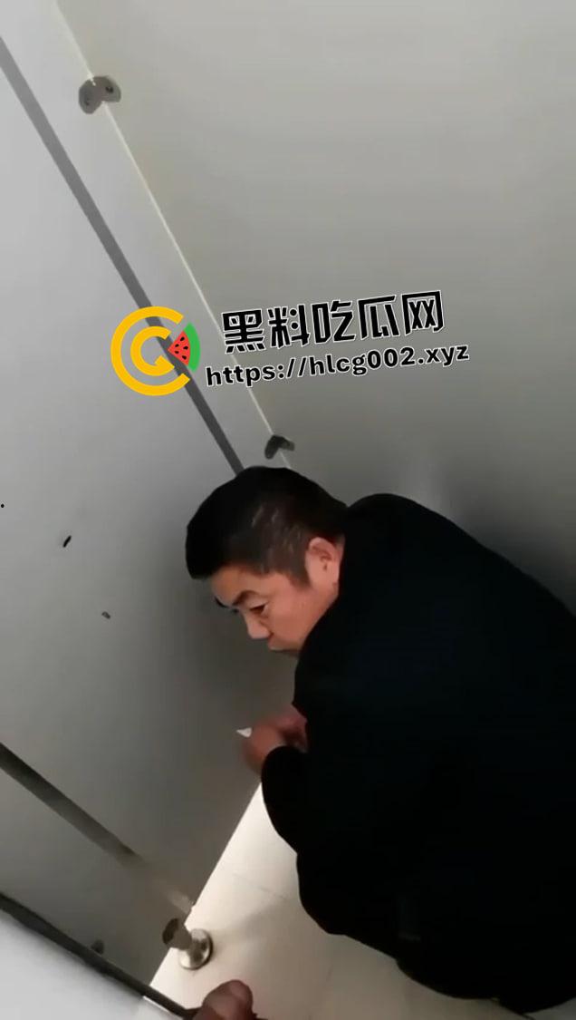 我最恨被人拿枪指着!中年大叔拉屎途中遇上鸟洞露屌 这不把屎糊上去-1