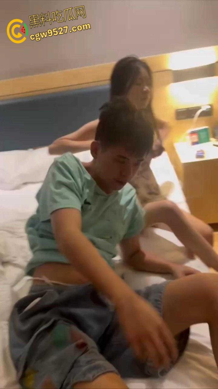 20岁吊带嫩妹结婚半年出轨,在酒店被老公捉奸在床,床上还有调教妹妹的滴蜡,这大兄弟真会吃 !-3