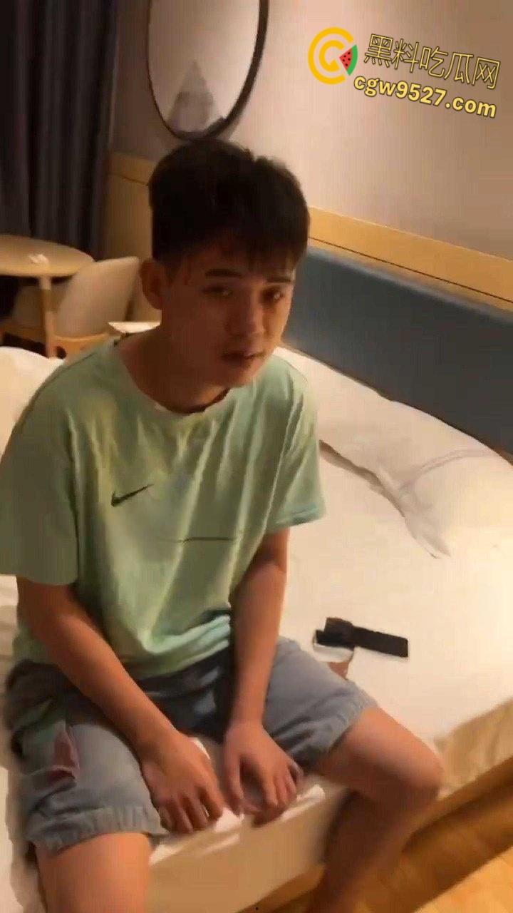 20岁吊带嫩妹结婚半年出轨,在酒店被老公捉奸在床,床上还有调教妹妹的滴蜡,这大兄弟真会吃 !-4