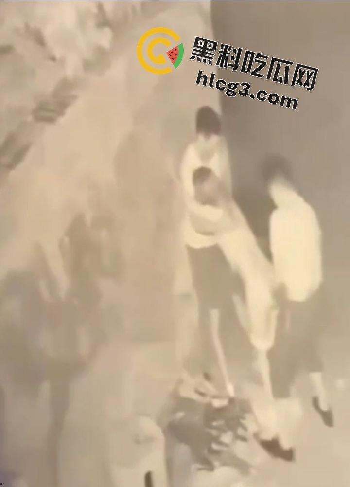 山东师范大学美女学生『薛菲』街头醉酒后被两人拉至路边强奸 被两男子插嘴后入-8