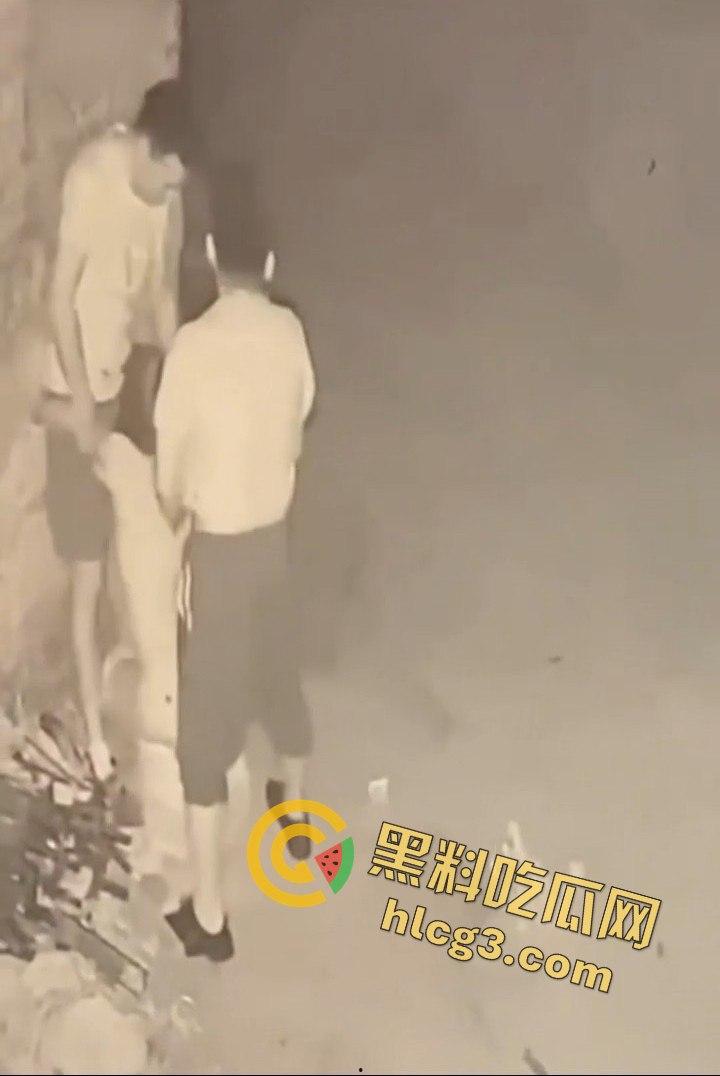 山东师范大学美女学生『薛菲』街头醉酒后被两人拉至路边强奸 被两男子插嘴后入-9