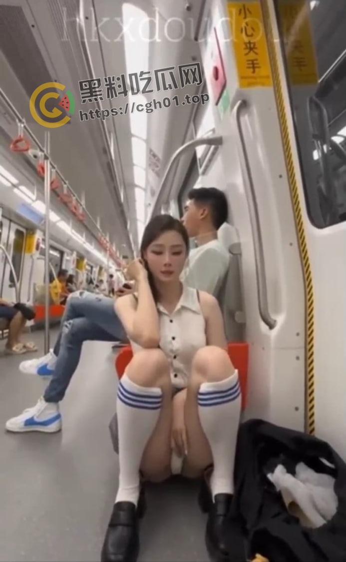 抖音网红【小逗逗】勇闯厦门一号线玩露出 粉白内裤美鲍微露-5