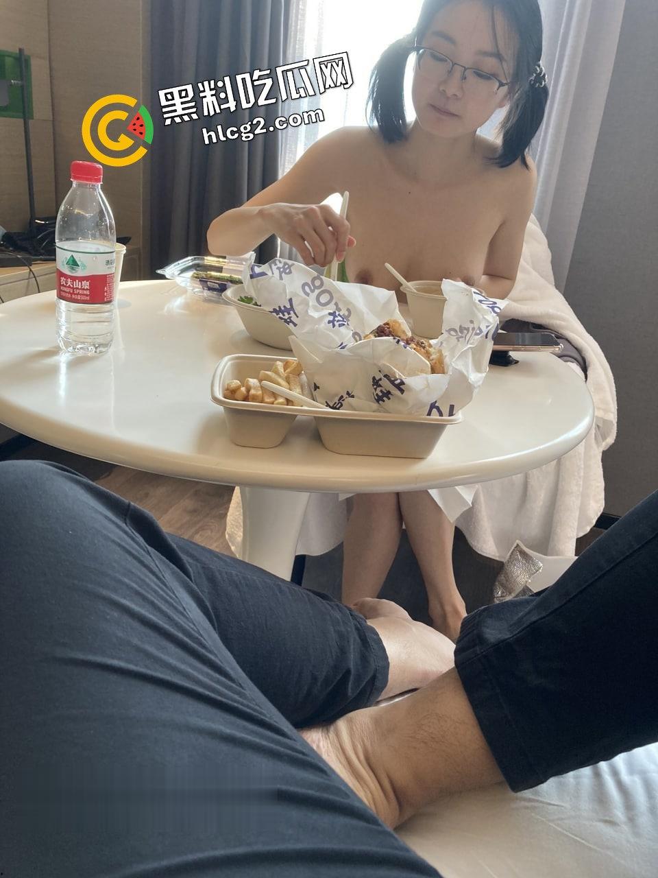 百度云泄密流出!华南师范大学D奶骚贱眼镜妹『刘璐』卫生间对镜后入性爱视频流出!-5