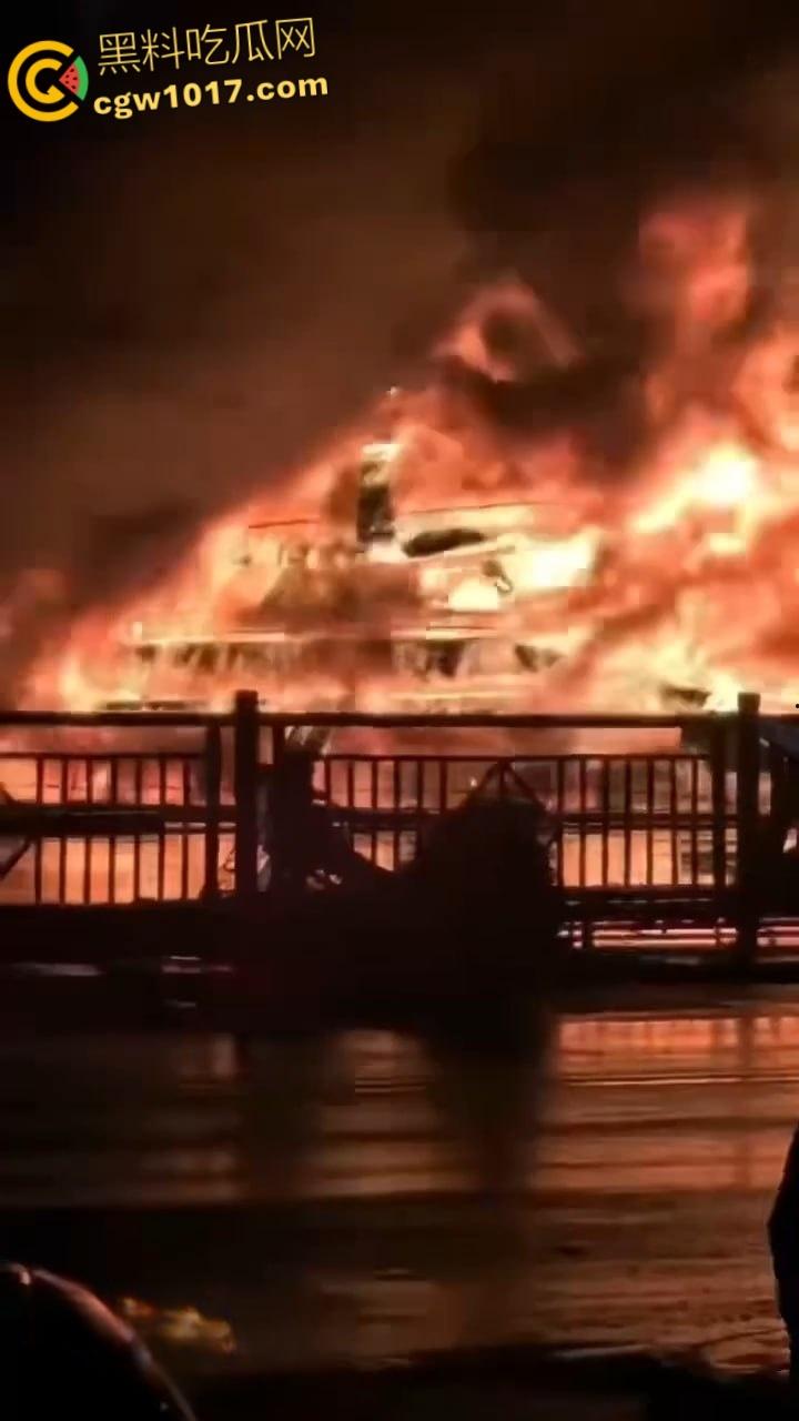 广东省阳江市海陵岛游艇突发大火,船体尽毁热浪逼退周边渔船,吞没整艘游艇,消防艇驰援半小时才扑救完 !-2