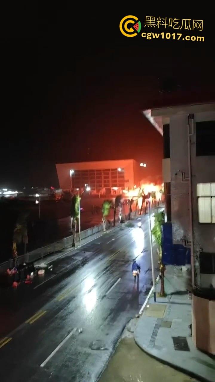 广东省阳江市海陵岛游艇突发大火,船体尽毁热浪逼退周边渔船,吞没整艘游艇,消防艇驰援半小时才扑救完 !-4