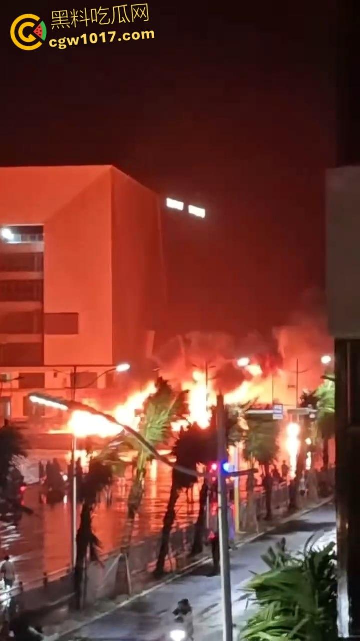 广东省阳江市海陵岛游艇突发大火,船体尽毁热浪逼退周边渔船,吞没整艘游艇,消防艇驰援半小时才扑救完 !-5