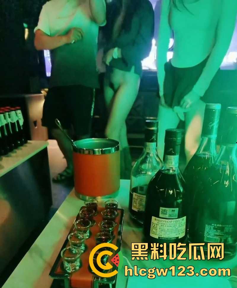 极品人妻KTV淫趴视频流出 和闺蜜当众露逼揉奶 狂跳骚舞撩拨群男 还是少妇会玩啊！-4