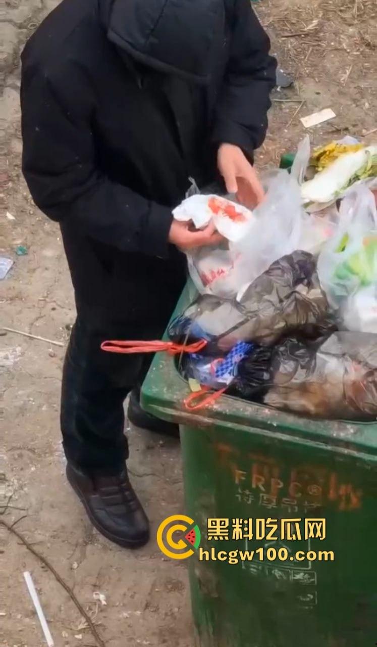 江西南昌变态男子于垃圾桶翻找女人带血卫生巾 并放到鼻尖嗅闻狂舔 重口程度令人反胃-5