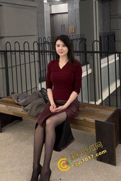 饥渴丝袜嫂子在厨房狂野求欢!灶台上疯狂抽插,淫水四溅,视觉盛宴引人窒息!-2