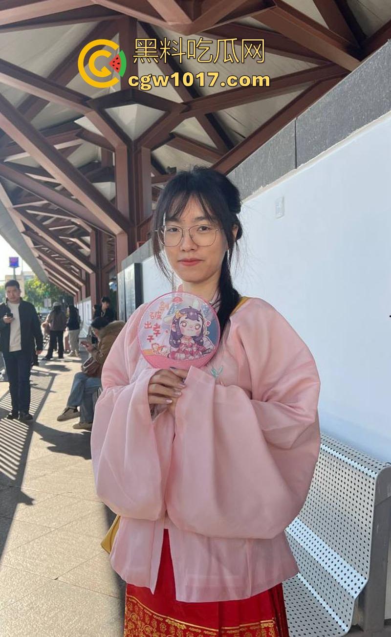 含屌玩手机还不够,还得边干边用跳蛋狂震嫩穴!长沙科技学院骚逼母狗【蒋恩彤】性爱表演曝光,鉴定骚货一枚!-3