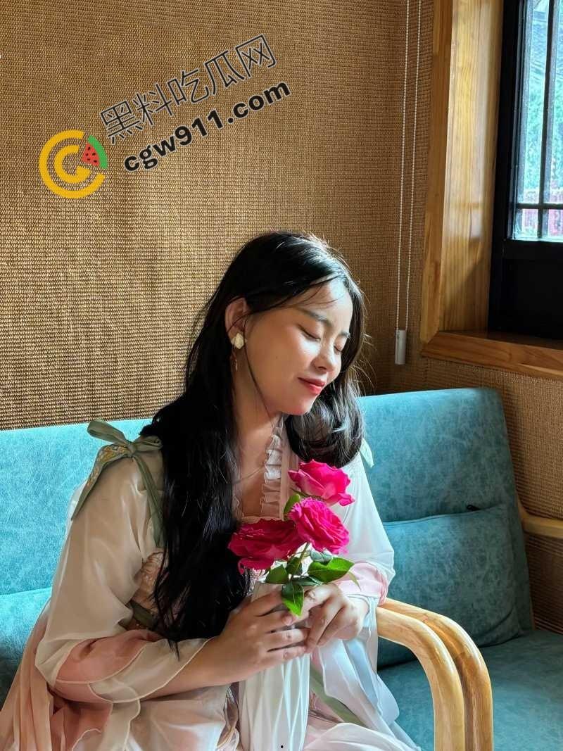 安徽幼师【李萍】:清纯外表下竟是淫荡骚货,美乳爆满,嫩穴紧致,猛烈爆操赚足眼球!-1