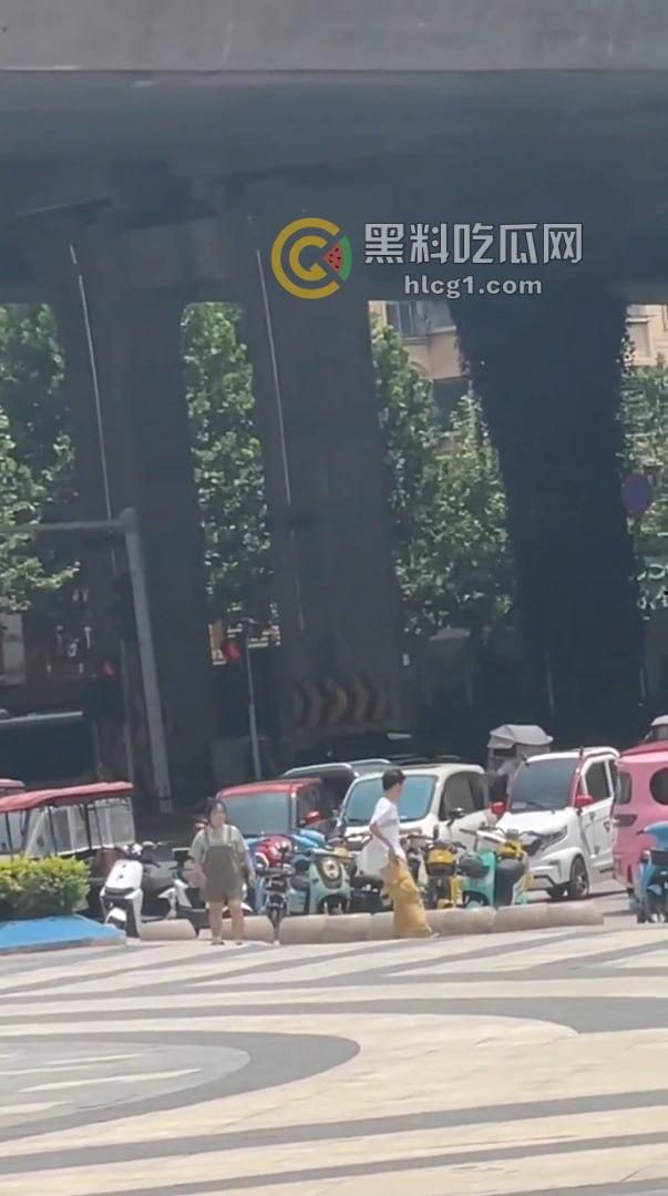 河南商丘街头闹剧!情侣为卖打字机大打出手,帅哥大战女友引围观!-2