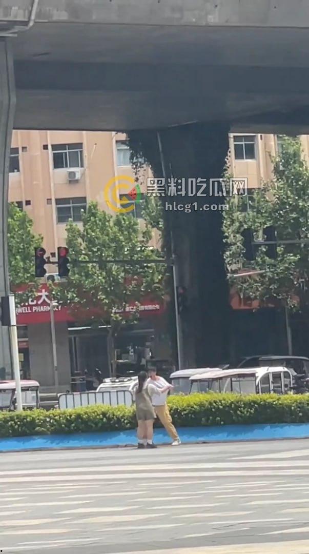 河南商丘街头闹剧!情侣为卖打字机大打出手,帅哥大战女友引围观!-3