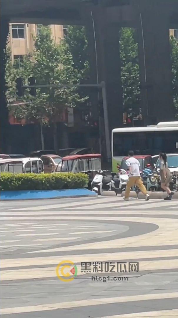 河南商丘街头闹剧!情侣为卖打字机大打出手,帅哥大战女友引围观!-6