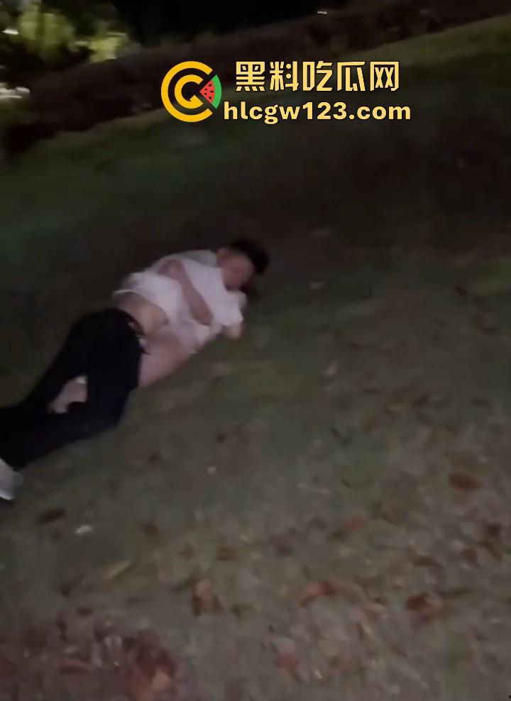 520浪漫野战翻车!情侣草地激情正嗨 老哥发现偷拍吓得秒起身 妹子手忙脚乱穿衣 屁股还露一半!-1