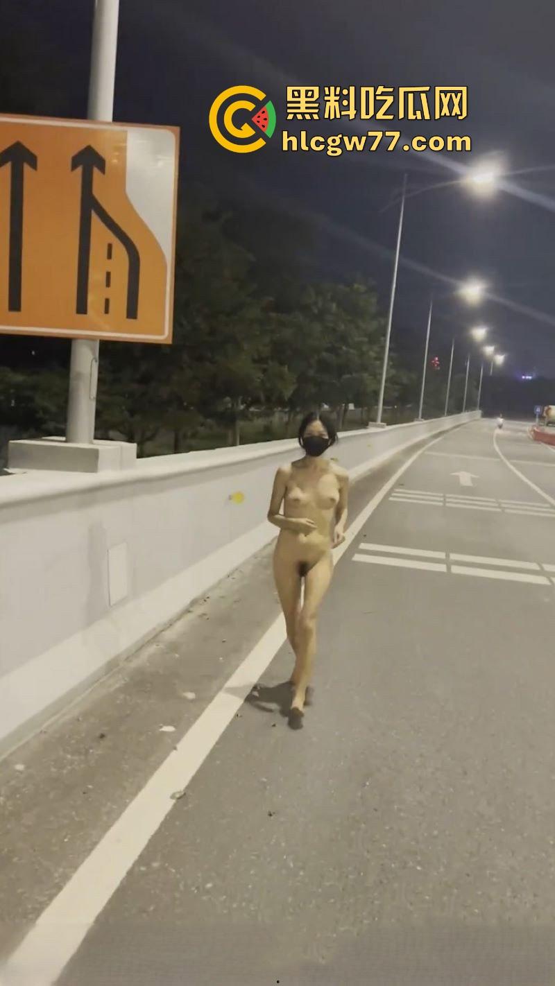 反差熟女【CikaiMoon】全裸马路露出 主动勾引外卖小哥 看的小哥目瞪口呆 久久不愿离去!-1