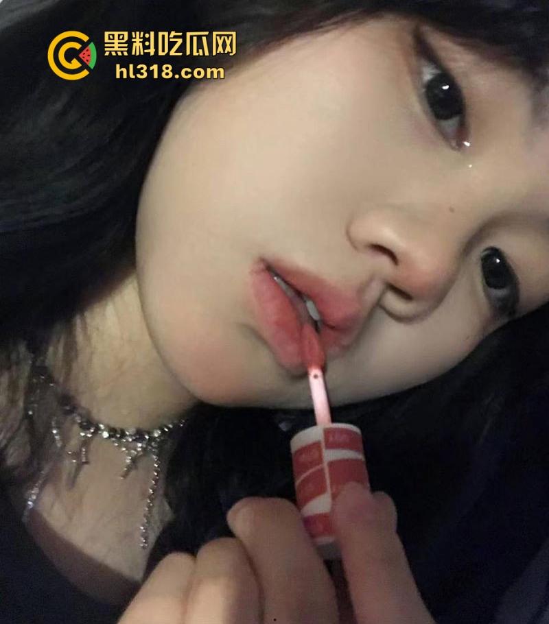 沈阳高级中学高三短发妹网调自慰视频曝光,极品巨乳揉搓自慰,骚穴被两指掰开,淫水狂喷淫靡至极!-1