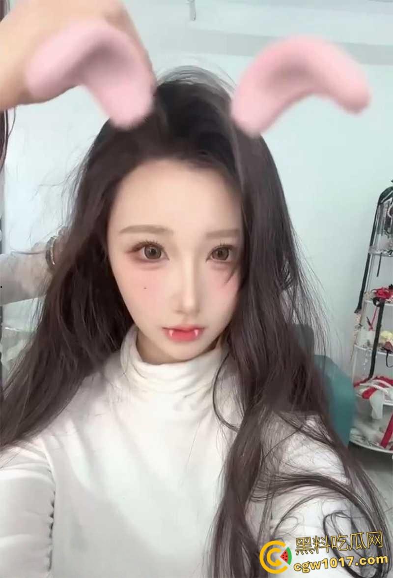 约啪大神【弥川】,又收调教名校川音系花新奴 ,镜前跪地舔屌后入,各种姿势对镜后入,全程露脸淫荡无比!-1