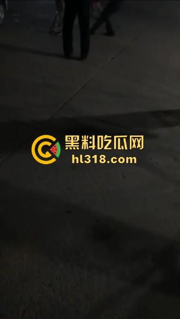 江西樟树精神小伙大火拼!多名男子发生争吵后持刀斗殴,男子被砍到脖子血流一地,真猛啊!-2