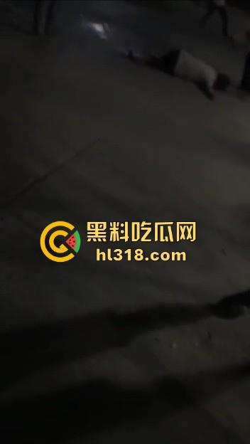 江西樟树精神小伙大火拼!多名男子发生争吵后持刀斗殴,男子被砍到脖子血流一地,真猛啊!-3