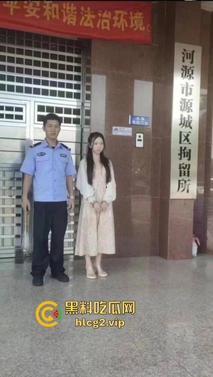 抖音网红【卡路里少女】 直播中大胆舔“ 鸡”露奶擦边被抓-4