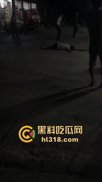 江西樟树精神小伙大火拼!多名男子发生争吵后持刀斗殴,男子被砍到脖子血流一地,真猛啊!-4