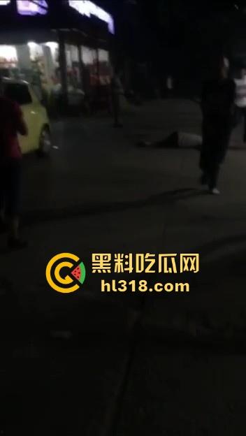 江西樟树精神小伙大火拼!多名男子发生争吵后持刀斗殴,男子被砍到脖子血流一地,真猛啊!-5