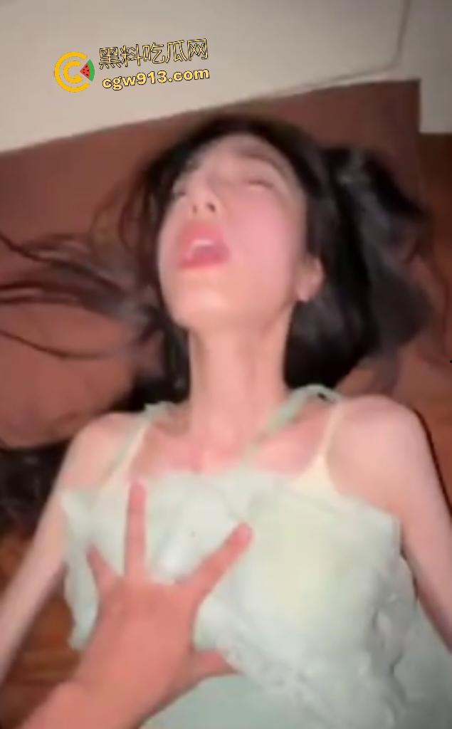 广州大学大三纤纤美女【谢雨】，白天学弟射脸敷精液面膜，晚上学长狂插骚逼，迟早玩松这嫩逼！-6