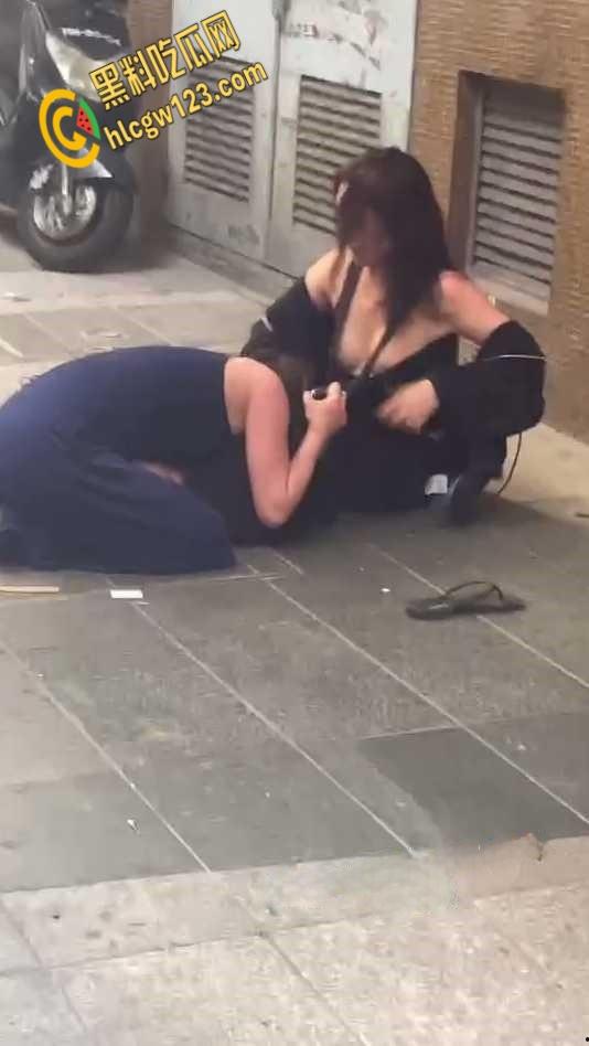 两集美醉酒后撒泼在大街上,撕扯露出大半个奶子,是提前商量好的还是不 小心的?-1