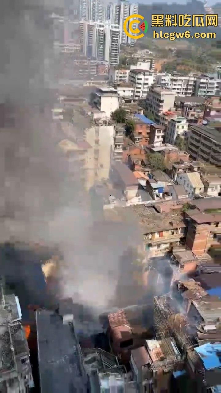 广西梧州老破旧民房突发大火!商铺楼房连串烧 现场黑烟弥漫 街口太窄进不去消防车也无奈-3