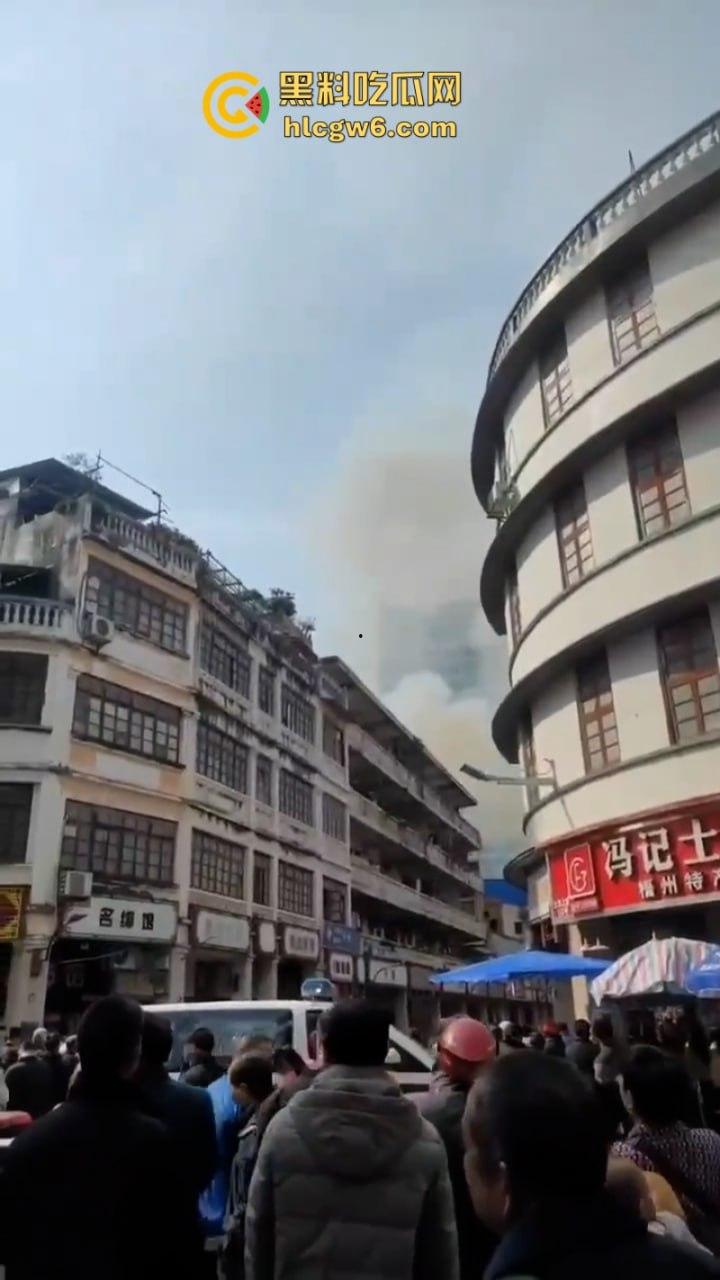 广西梧州老破旧民房突发大火!商铺楼房连串烧 现场黑烟弥漫 街口太窄进不去消防车也无奈-4