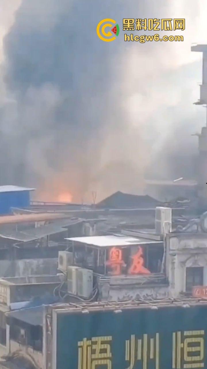 广西梧州老破旧民房突发大火!商铺楼房连串烧 现场黑烟弥漫 街口太窄进不去消防车也无奈-5