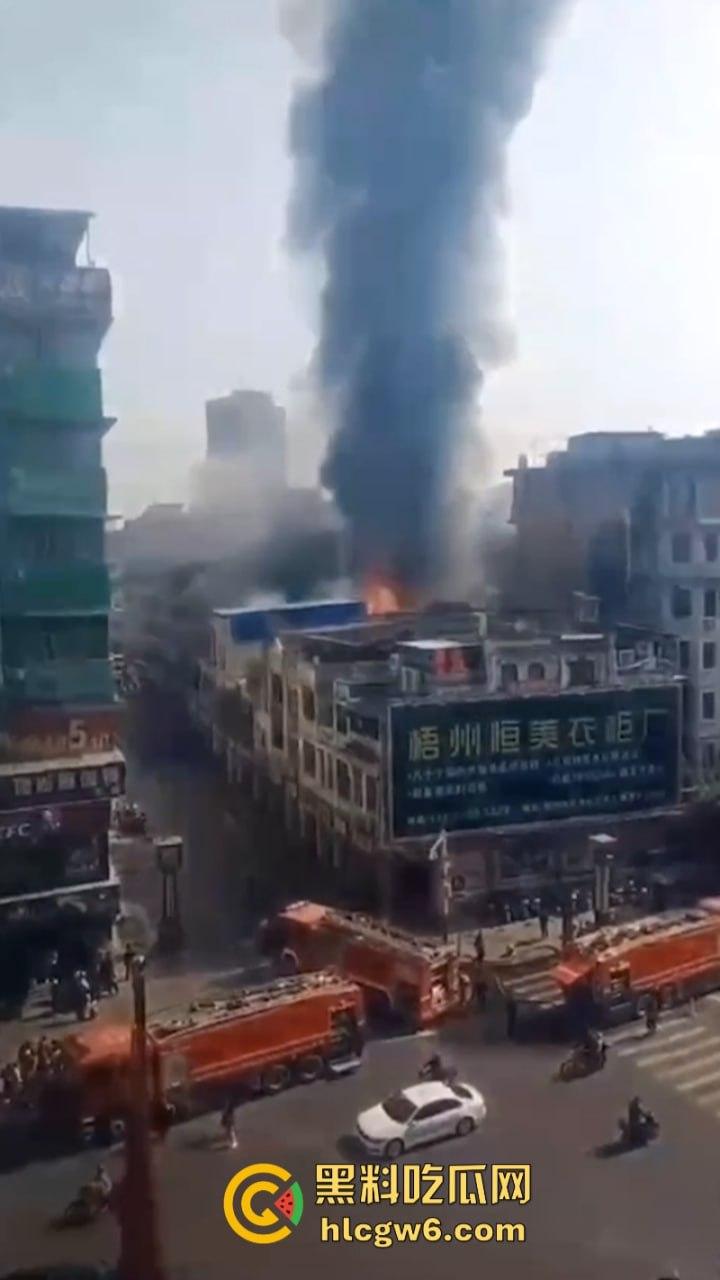 广西梧州老破旧民房突发大火!商铺楼房连串烧 现场黑烟弥漫 街口太窄进不去消防车也无奈-6