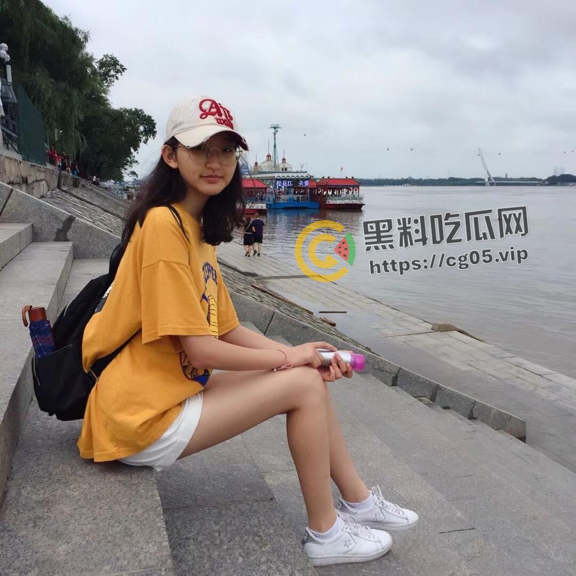 山西高中妹子的初体验 脸庞还未脱去稚嫩 就被大屌带到了高潮 就此堕落成了肉便器-2