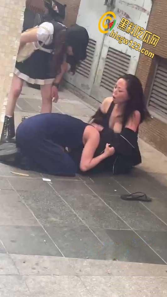 两集美醉酒后撒泼在大街上,撕扯露出大半个奶子,是提前商量好的还是不 小心的?-4