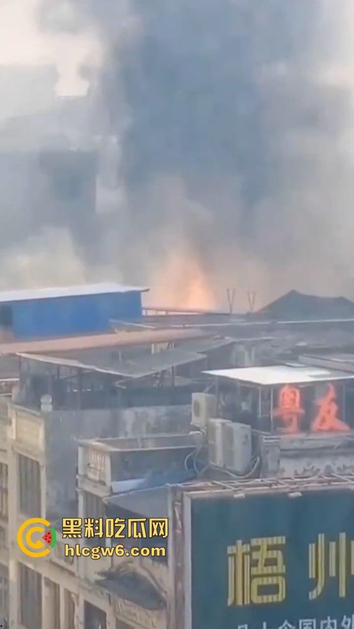广西梧州老破旧民房突发大火!商铺楼房连串烧 现场黑烟弥漫 街口太窄进不去消防车也无奈-7
