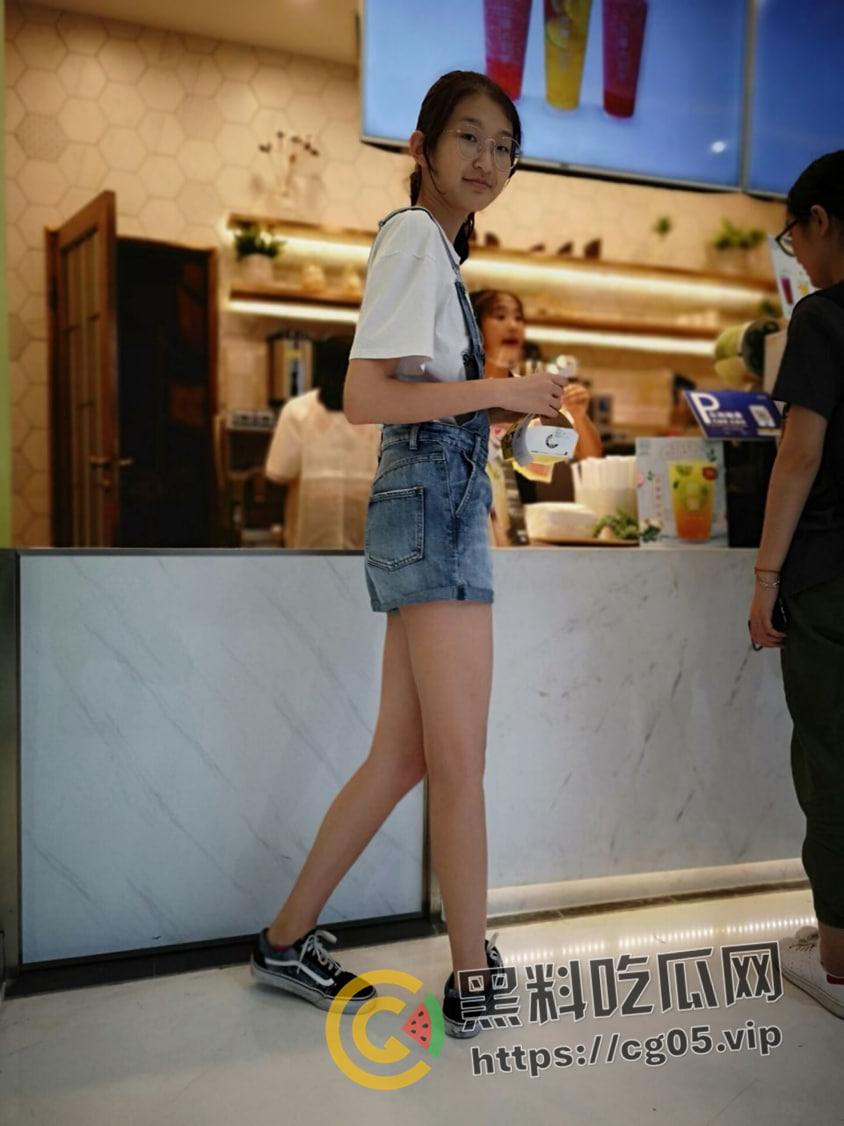 山西高中妹子的初体验 脸庞还未脱去稚嫩 就被大屌带到了高潮 就此堕落成了肉便器-4