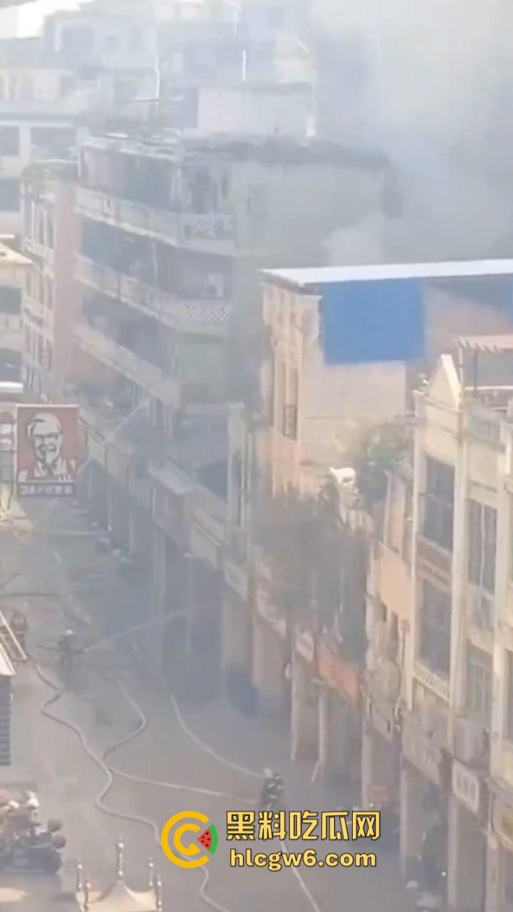 广西梧州老破旧民房突发大火!商铺楼房连串烧 现场黑烟弥漫 街口太窄进不去消防车也无奈-8