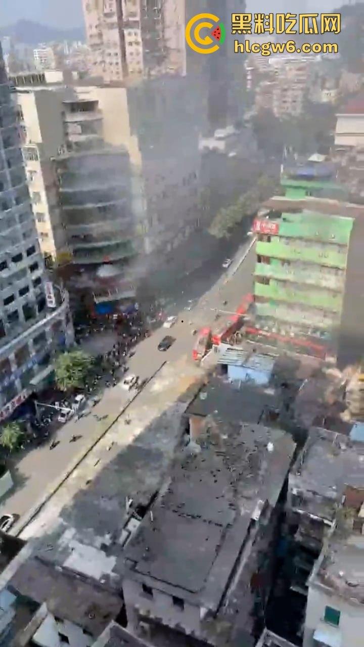 广西梧州老破旧民房突发大火!商铺楼房连串烧 现场黑烟弥漫 街口太窄进不去消防车也无奈-9