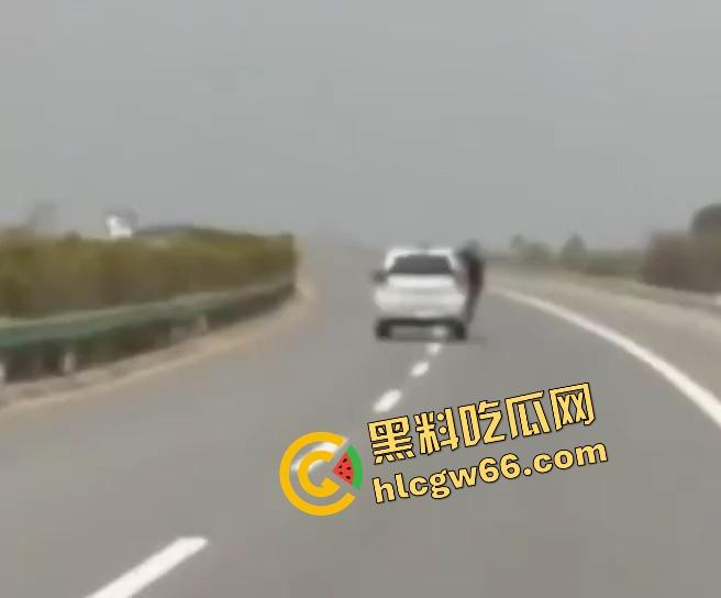 柬埔寨金边高速惊现持AK抢车!一家六口当场吓懵,劫匪持枪逼人下车,开车逃之夭夭!-1