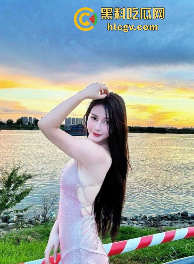 陈奕迅陪妹子去看陈奕迅演唱会 妹子陪我全垒打!这样的嫩妹真好骗一张票就搞定!-4